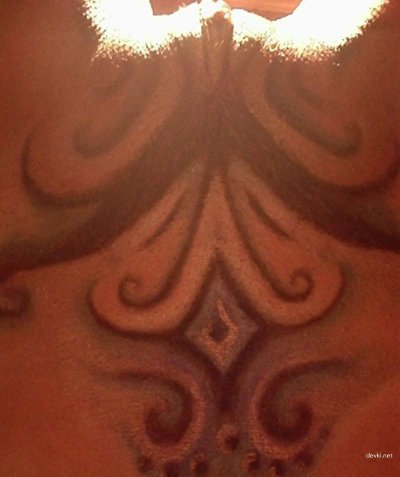 Девушка с ярким тату на лобке: откровенные моменты и страсть