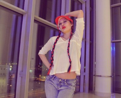 Соблазнительная девушка из Москвы демонстрирует свои прелести