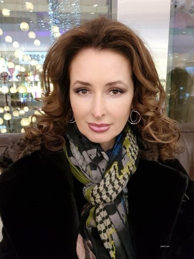 Привлекательная дама позирует без одежды перед камерой