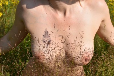 Шикарная дама без трусиков весело фотографируется на лугу