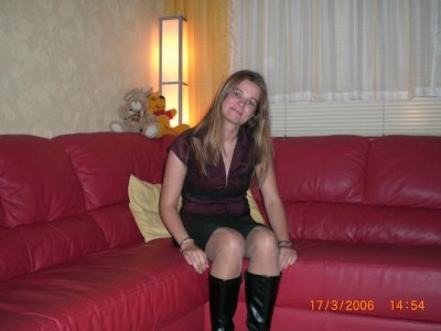 В очках и чулочках: частное фото с горячей красоткой