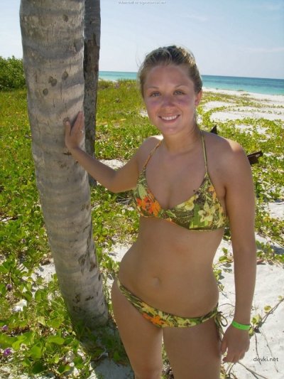 Развратная супруга без трусов на берегу океана