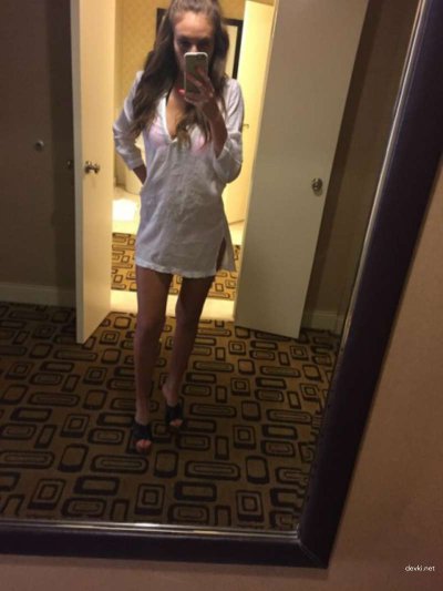 Пышная красотка демонстрирует свои обнаженные прелести