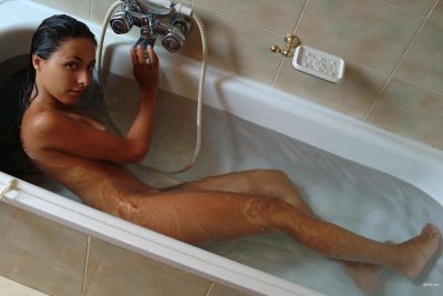 Сексуальная красотка наслаждается водными процедурами