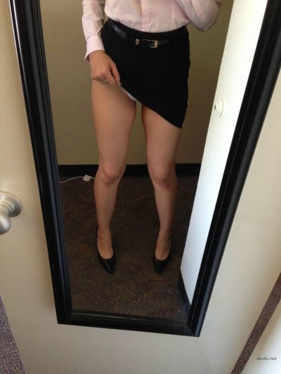 Поделилась пикантным видом скрытой части тела под юбкой