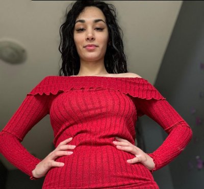 Пышногрудая красотка с роскошной зеленью в интимной зоне: соблазнительные формы и страстные игры