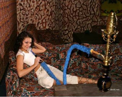 Ласково открывает свою пещерку пальчиками - кайфуй вместе с нами!