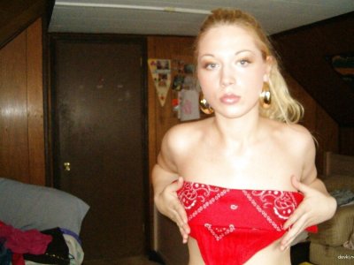 Девушка без лифчика позирует перед камерой