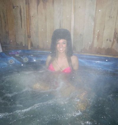 Девчонка мастурбирует зимой в разогретом джакузи