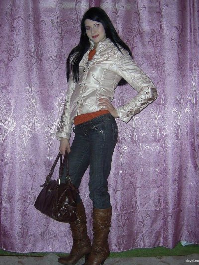 Пикантные снимки привлекательной темноволосой дамы