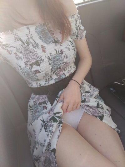 Сексуальная красотка с пышной грудью демонстрирует свою обнаженную фигуру