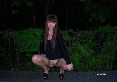 Молоденькие красотки без нижнего белья демонстрируют свои прелести