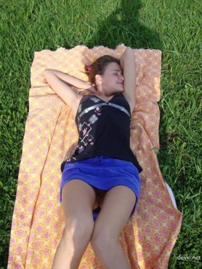 Эта девочка без трусиков - только для взрослых