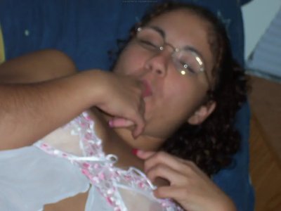 Пышечка удовлетворяет парня своим ртом