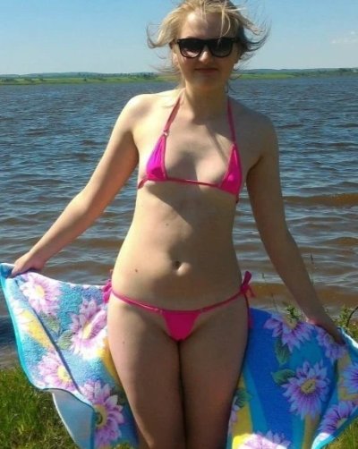 Милашка в купальнике ждет тебя!