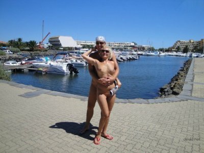 Развратная супруга без зажимов демонстрирует свое голое тело на камеру