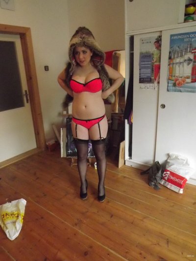 Интимные фотографии молодой ученицы - возбуждающий контент!