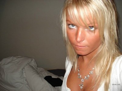 Сексуальная белокурая позирует перед отражением