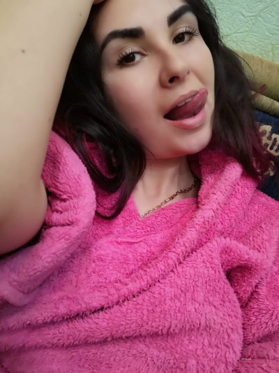 Пышная мамочка в пушистом халатике ждет тебя