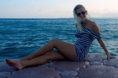 Молоденькая блондиночка без нижнего белья развлекается на каникулах