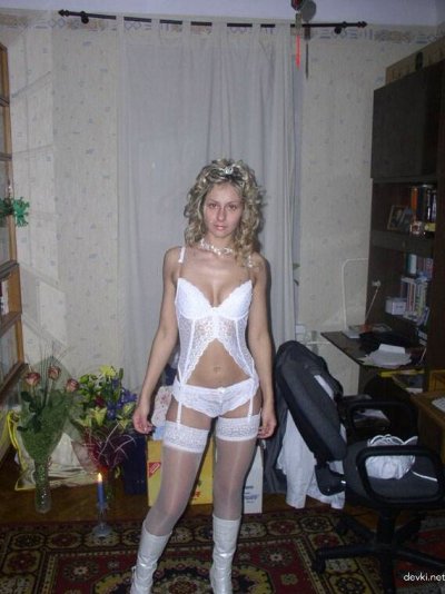 Сексуальная крошка показывает свои прелести в позе "собачка"