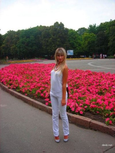 Фотографирует свою молодую девушку в домашней обстановке