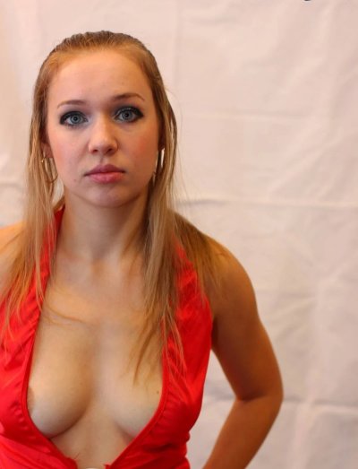 Продолжает баловать нас своими откровенными снимками.