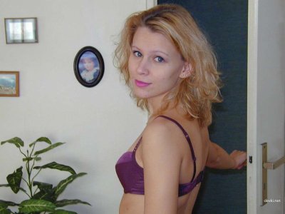 Супруга демонстрирует свое обнаженное тело перед объективом