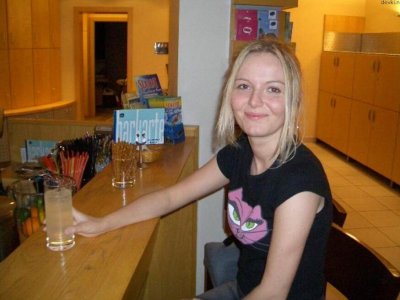 Привлекательная блондинка демонстрирует свои прелести