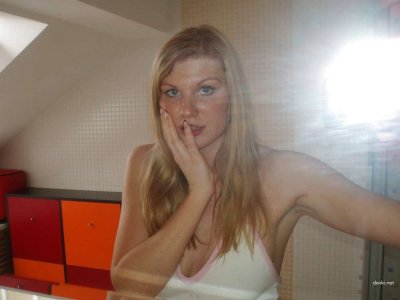 Соблазнительная красотка показывает свои прелести