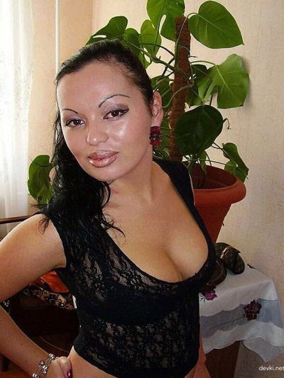 Опытная красотка демонстрирует свое обнаженное тело