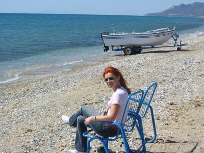 Жгучая рыжая красотка снимает с себя всё и трахается со своим парнем перед камерой