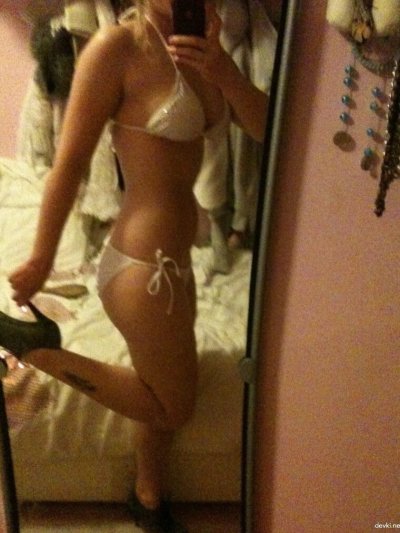 Фотки от шмары с золотистыми волосами