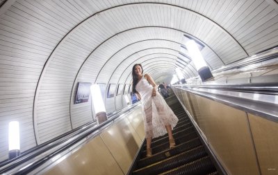 Красотка не прочь раздеться под открытым небом!