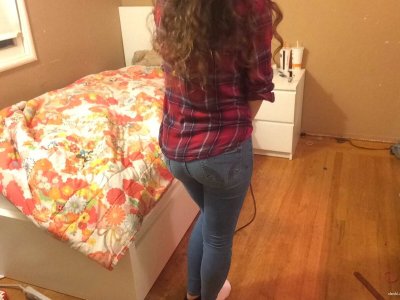 Сексуальная красотка занимается самоудовлетворением влажной расческой