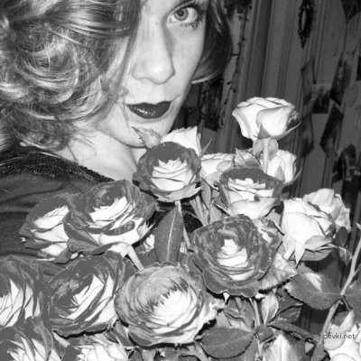 Моя пылкая летняя половинка демонстрирует все свои прелести