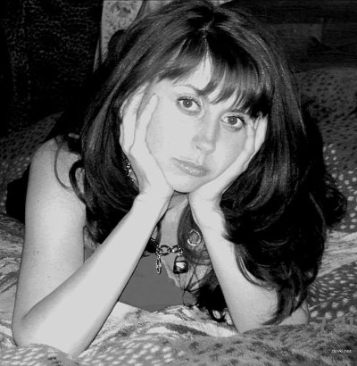 Сексуальная красотка с большой грудью фотографируется на камеру