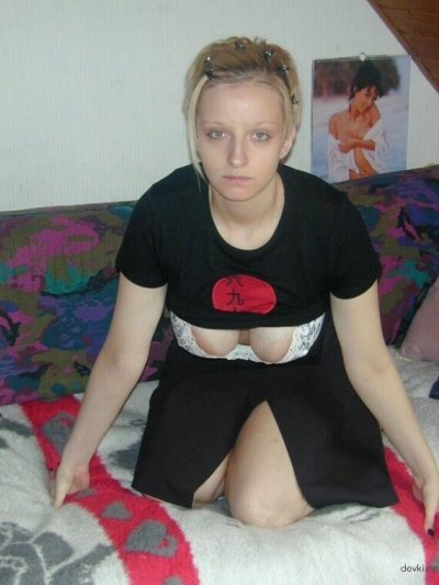 Большегрудая красотка демонстрирует свое обольстительное тело