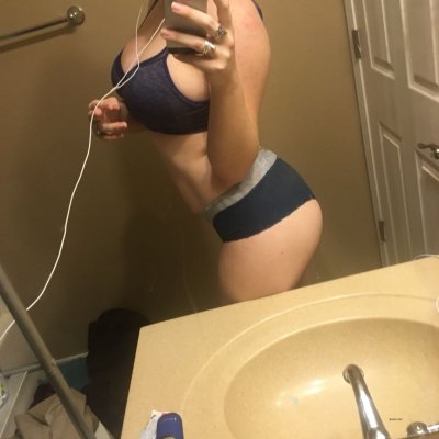 Шикарно демонстрирует свои прелести