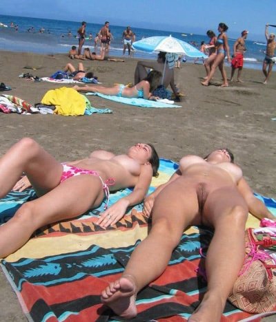 Обнаженные красотки на берегу: жаркие девочки в купальниках