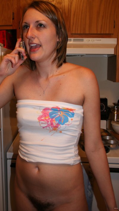 Нежная дама с прекрасной улыбкой демонстрирует свои прелести