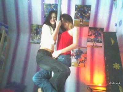 Три друзья в авто с парнем: горячее совместное времяпрепровождение