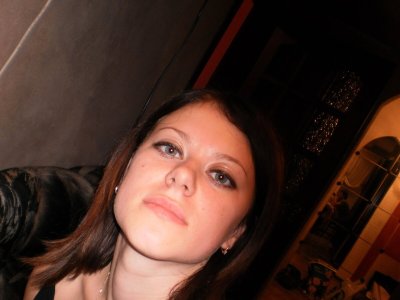 Привлекательная крошка облизывает мужской орган