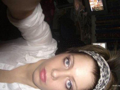 Сексуальная крошка демонстрирует свою влажную киску