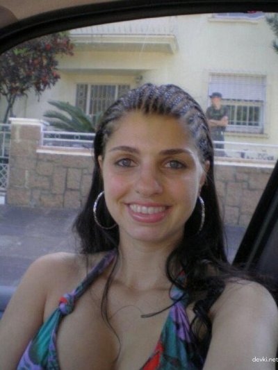 Большая грудь обнаженной красотки на курорте