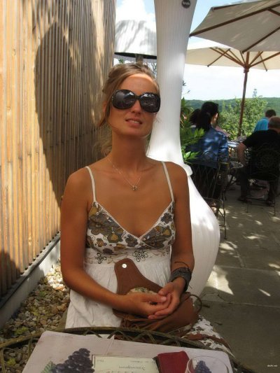 Баба показывает сиськи на пляже