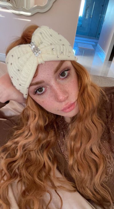 Пышногрудая рыжая красотка демонстрирует свои изысканные формы на камеру