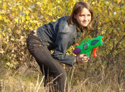 Подруга раздевается на свежем воздухе: искушение на природе!