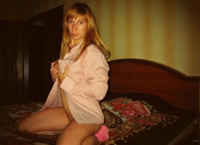 Раскрывает изящные формы: жгучие дамы в непристойном виде