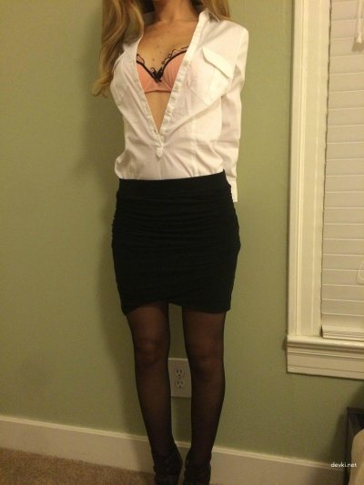 Горячая рыжая красотка раскрывает свои прелести на видео